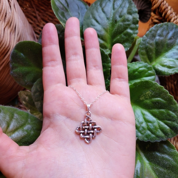 New Silver Celtic Knot Necklace - Picture 11 of 16